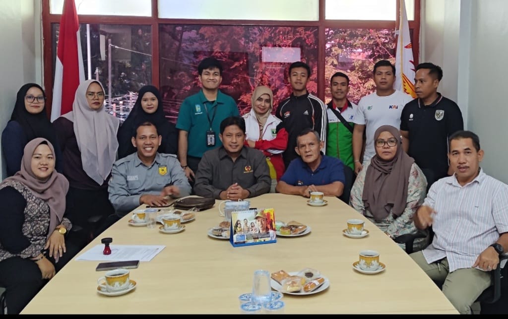 Ketua KONI Sumbar dan jajaran foto bersama jajaran Pengurus PABSI dan atlet yang akan diturunkan pada Kejurnas 2026, pada acara pelepasan di KONI Sumbar, Rabu (8/4/202). (Foto KONI Sumbar)